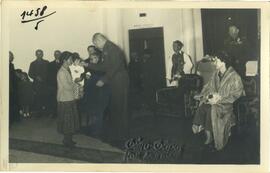 Φωτογραφία των Βασιλέων Παυλου και Φρειδερίκης που χαιρετούν Μεσολογγίτες