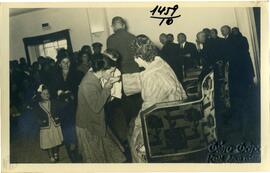 Φωτογραφία των Βασιλέων Παυλου και Φρειδερίκης που χαιρετούν Μεσολογγίτες