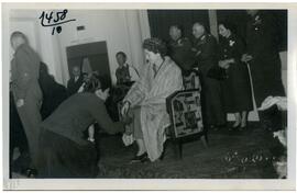 Φωτογραφία των Βασιλέων Παυλου και Φρειδερίκης που χαιρετούν Μεσολογγίτες