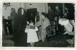 Φωτογραφία των Βασιλέων Παυλου και Φρειδερίκης που χαιρετούν Μεσολογγίτες