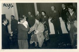 Φωτογραφία των Βασιλέων Παυλου και Φρειδερίκης που χαιρετούν Μεσολογγίτες