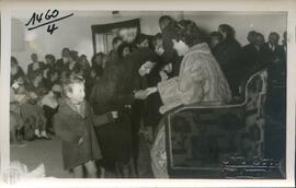 Φωτογραφία των Βασιλέων Παυλου και Φρειδερίκης που χαιρετούν Μεσολογγίτες