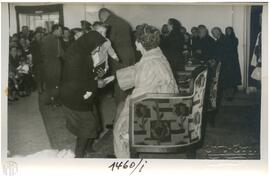 Φωτογραφία των Βασιλέων Παυλου και Φρειδερίκης που χαιρετούν Μεσολογγίτες