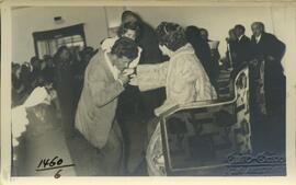 Φωτογραφία των Βασιλέων Παυλου και Φρειδερίκης που χαιρετούν Μεσολογγίτες