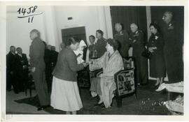 Φωτογραφία των Βασιλέων Παυλου και Φρειδερίκης που χαιρετούν Μεσολογγίτες