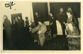 Φωτογραφία των Βασιλέων Παυλου και Φρειδερίκης που χαιρετούν Μεσολογγίτες