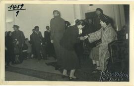 Φωτογραφία των Βασιλέων Παυλου και Φρειδερίκης που χαιρετούν Μεσολογγίτες