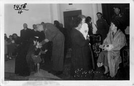 Φωτογραφία των Βασιλέων Παυλου και Φρειδερίκης που χαιρετούν Μεσολογγίτες