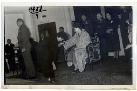 Φωτογραφία των Βασιλέων Παυλου και Φρειδερίκης που χαιρετούν Μεσολογγίτες