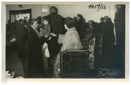 Φωτογραφία των Βασιλέων Παυλου και Φρειδερίκης που χαιρετούν Μεσολογγίτες