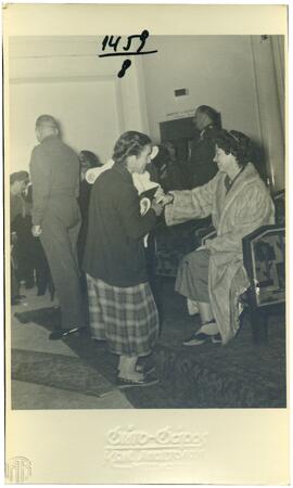 Φωτογραφία των Βασιλέων Παυλου και Φρειδερίκης που χαιρετούν Μεσολογγίτες