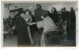 Φωτογραφία των Βασιλέων Παυλου και Φρειδερίκης που χαιρετούν Μεσολογγίτες