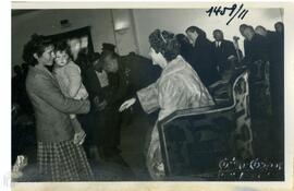 Φωτογραφία των Βασιλέων Παυλου και Φρειδερίκης που χαιρετούν Μεσολογγίτες