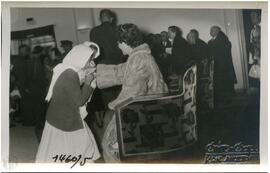 Φωτογραφία των Βασιλέων Παυλου και Φρειδερίκης που χαιρετούν Μεσολογγίτες