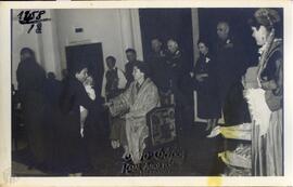 Φωτογραφία των Βασιλέων Παυλου και Φρειδερίκης που χαιρετούν Μεσολογγίτες