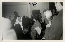 Φωτογραφία των Βασιλέων Παυλου και Φρειδερίκης που χαιρετούν Μεσολογγίτες