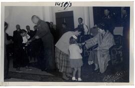 Φωτογραφία των Βασιλέων Παυλου και Φρειδερίκης που χαιρετούν Μεσολογγίτες