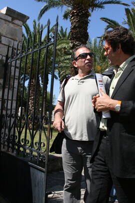 Φωτογραφία του επίτιμου καλεσμένου του Φεστιβάλ, φωτορεπόρτερ κ. Ιωάννη Μπεχράκη με τον τότε Πρόεδρο του Τ.Ε.Ι. Μεσολογγίου κ. Ευάγγελο Πολίτη-Στεργίου.